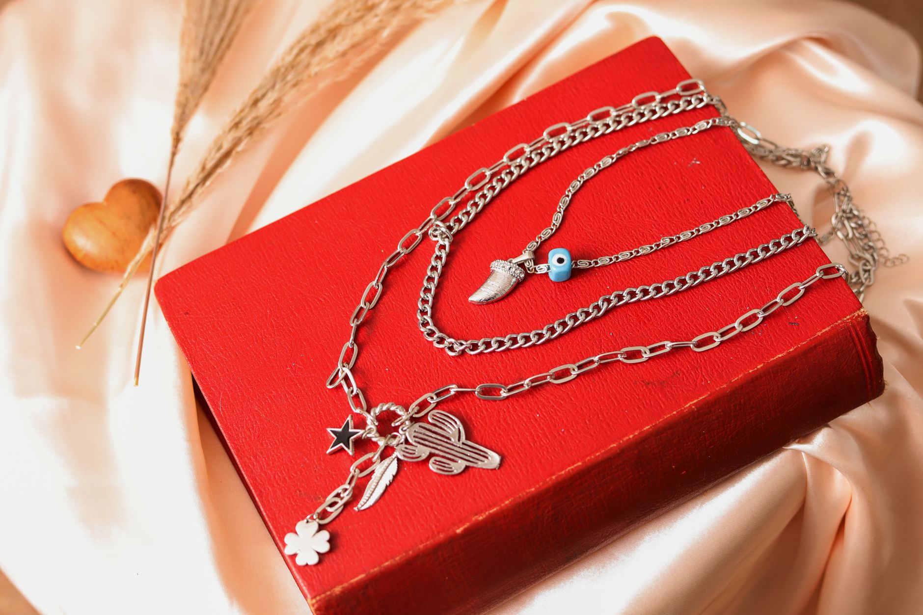 Día de la Madre: collares en acero dorado para sorprenderla este mayo