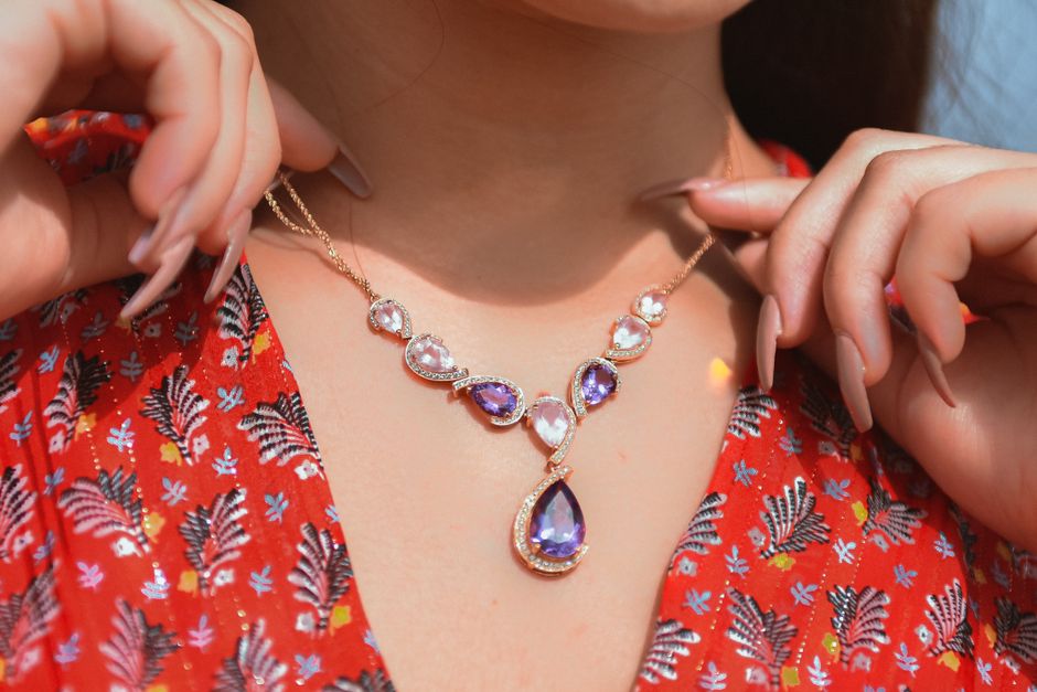 Cómo superponer collares: la guía para el look en capas perfecto